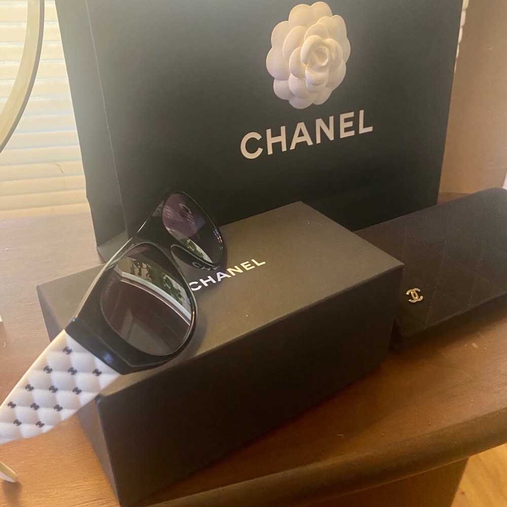 ❤️‼️SALE-$250 off‼️-🎁Chanel Quilted All over CC LOGO Sunglasses-Full Set